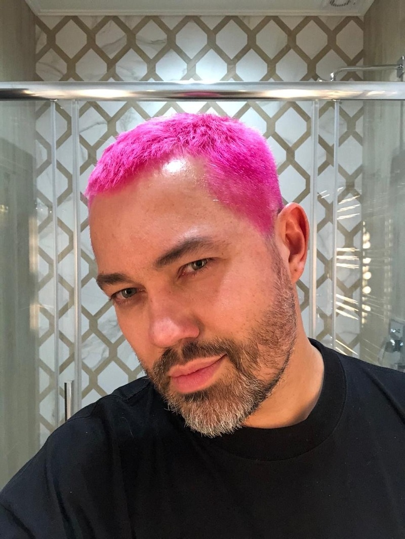 В это непростое время Рогов решил поднять настроение окружающим своим внешним видом