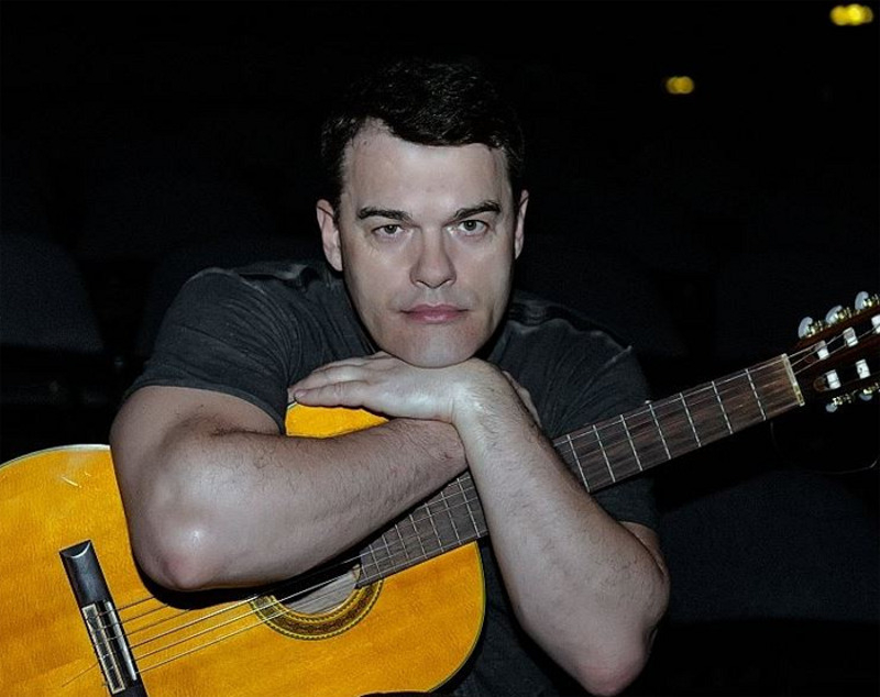 Сейчас Евгений делает акцент на певческую карьеру