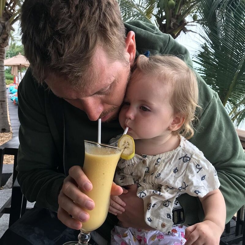 Актер переживает, что не сможет увидеть свою маленькую дочь Миру, которая осталась в карантинной зоне