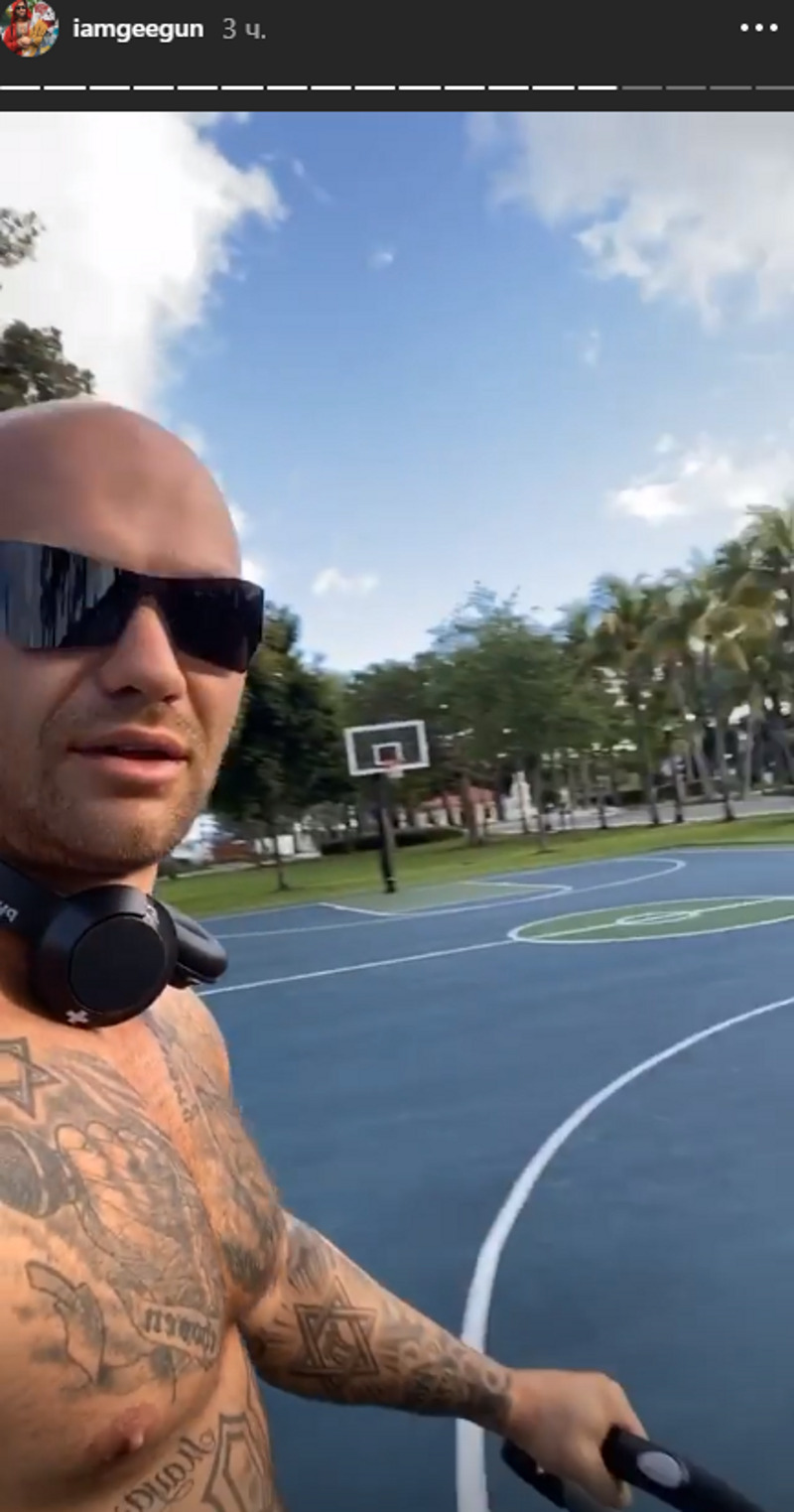 В сторис видно. что рэпер гуляет с ребенком один