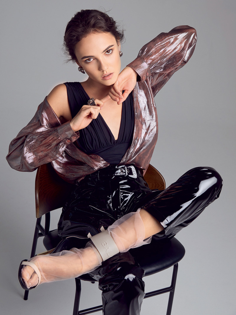 Топ и брюки, все – Pinko; рубашка, MAX&Co; босоножки, Balmain (VIPAVENUE); кольцо, Poison Drop; серьги, Marisofi