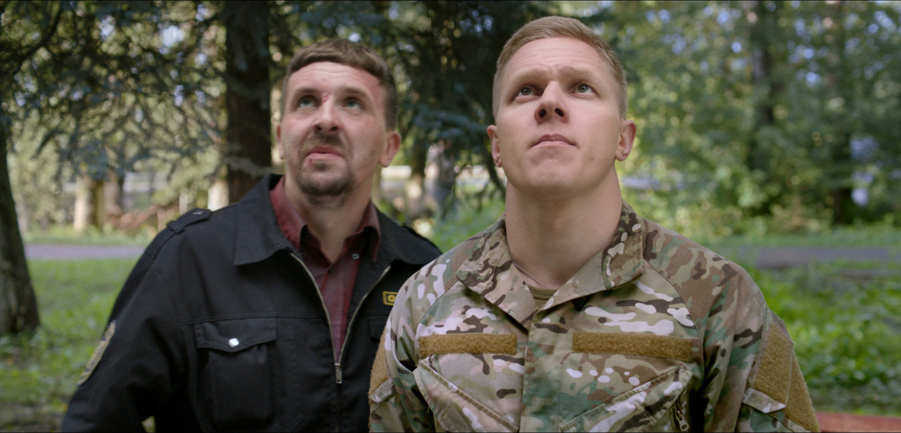 В сериале "Патриот" Алексей сыграл брата главного героя Сани - этакого лузера, от которого ушла жена и у которого нет даже нормальной работы. В реальности у Базанова есть любящая супруга и прекрасный сынишка