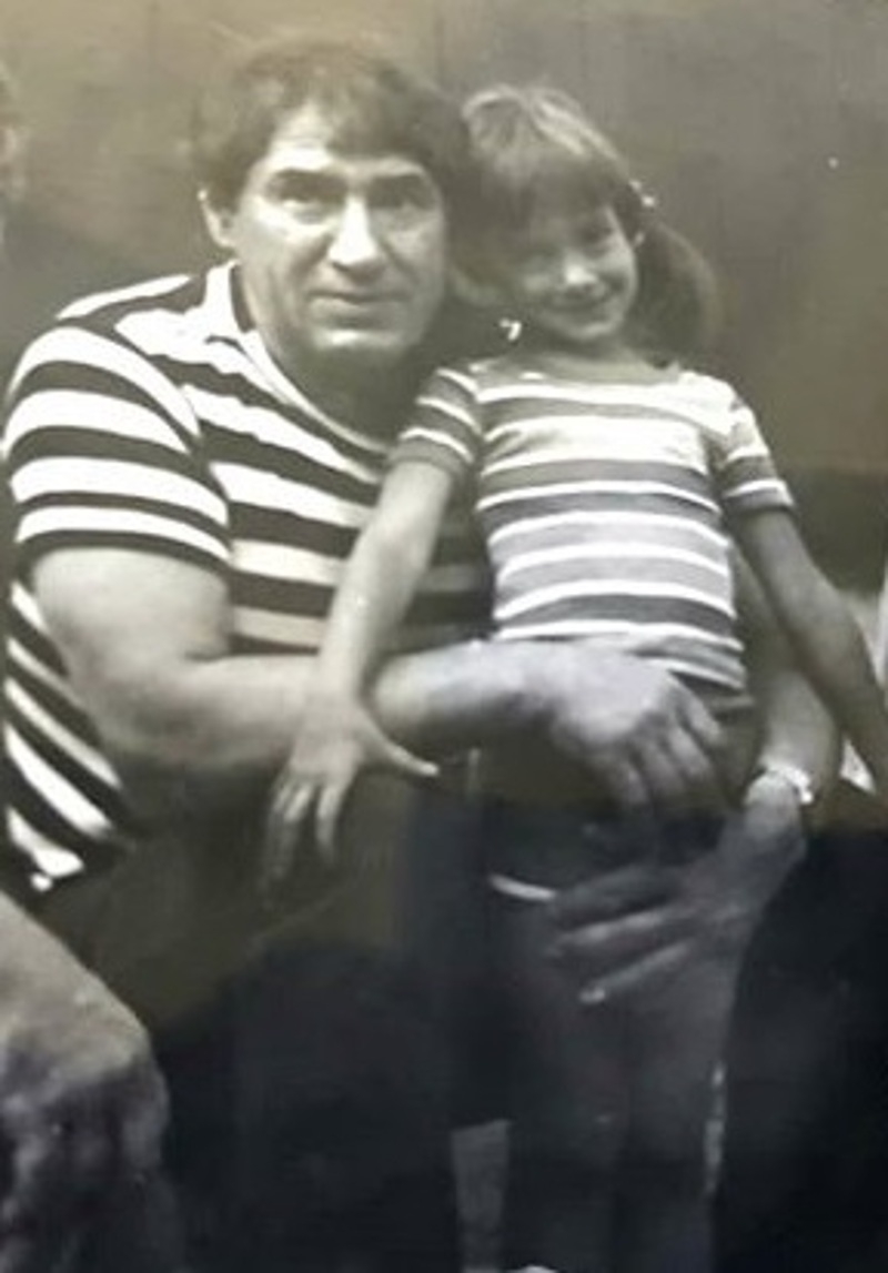 Маленькая Карина со своим отцом Спартком Мишулиным