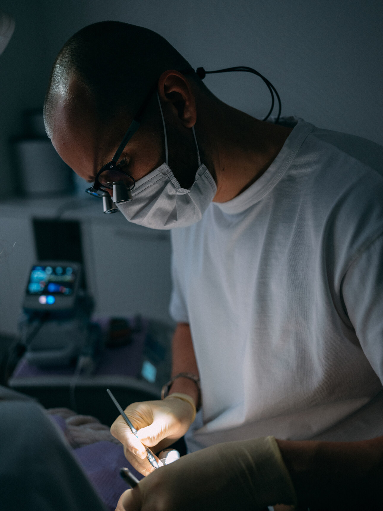 Антон Криворотов - персона не медийная, он работает врачом-стоматологом