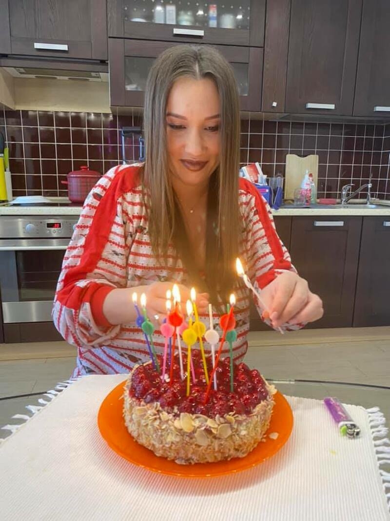 Жена Екатерина зажгла праздничные свечи, а именинник традиционно загадал желание