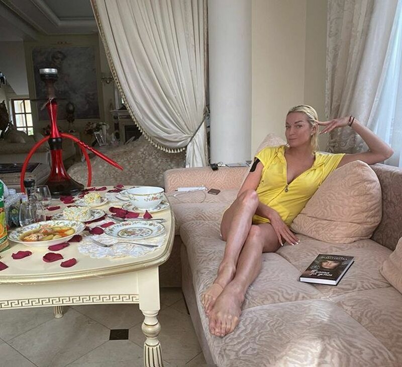 Находясь в вынужденном отпуске, балерина нашла время для чтения