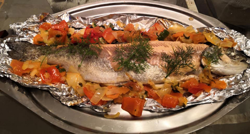 Готовим форель на гриле с овощами