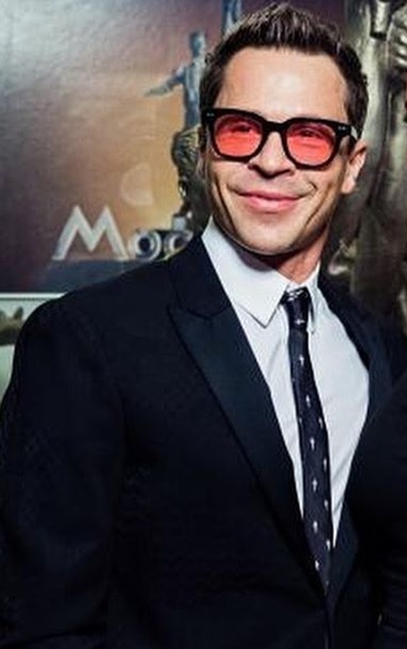 Розовые очки Павла Деревянко наделали много шума