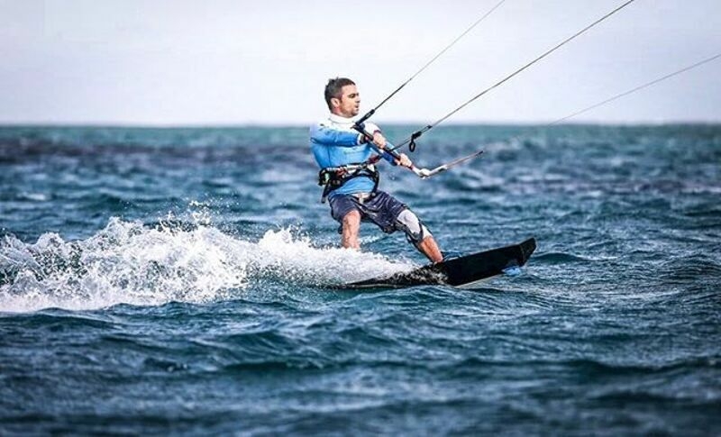 Илья занимается серфингом уже восемь лет