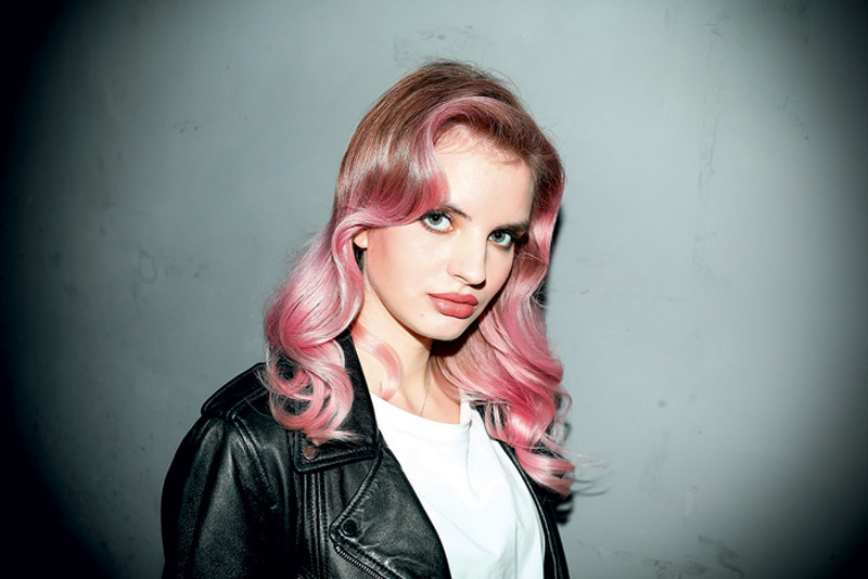 Платина, гибискус, авкамарин и розовое золото – интенсивные оттенки в ходу не только на подиумах, но и в обычной жизни