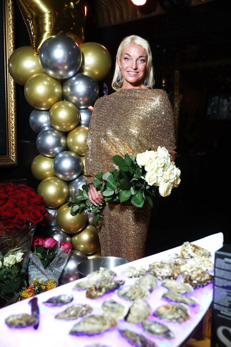 Анастасия Волочкова весело погуляла на своем днем рождения