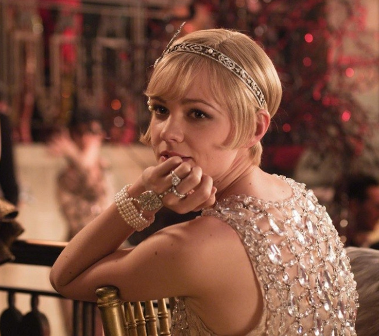 У аристократии были свои флэпперы, вспомнить хотя бы Дэйзи Бьюкенен из «Великого Гэтсби». Все те же узнаваемые популярные силуэты, все те же ободки на радикально остриженные косы – но украшенные шикарными, струящимися материалами и драгоценными камнями