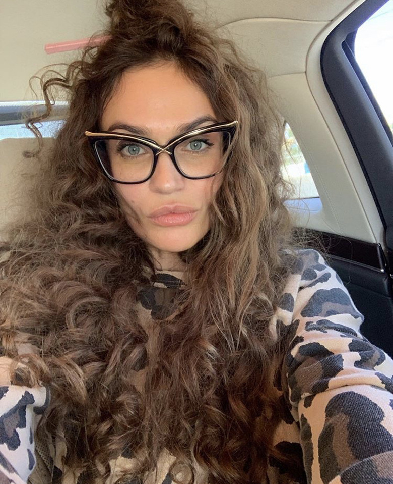 общественность делится на два лагеря: одни ненавидят алену, другие ее обожествляют