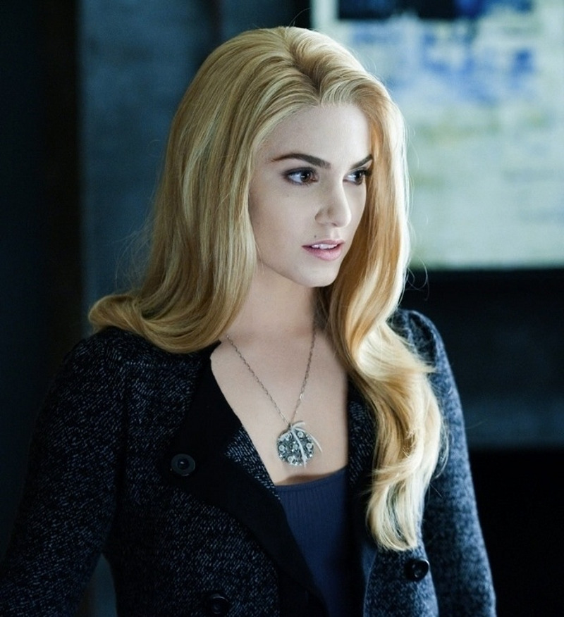 В "Сумерках", принесших Никки славу, она запечатлена блондинкой, однако в реальной жизни у актрисы темные волосы