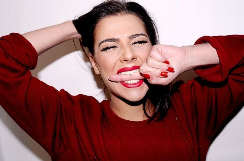 алый цвет подчеркивает все недостатки