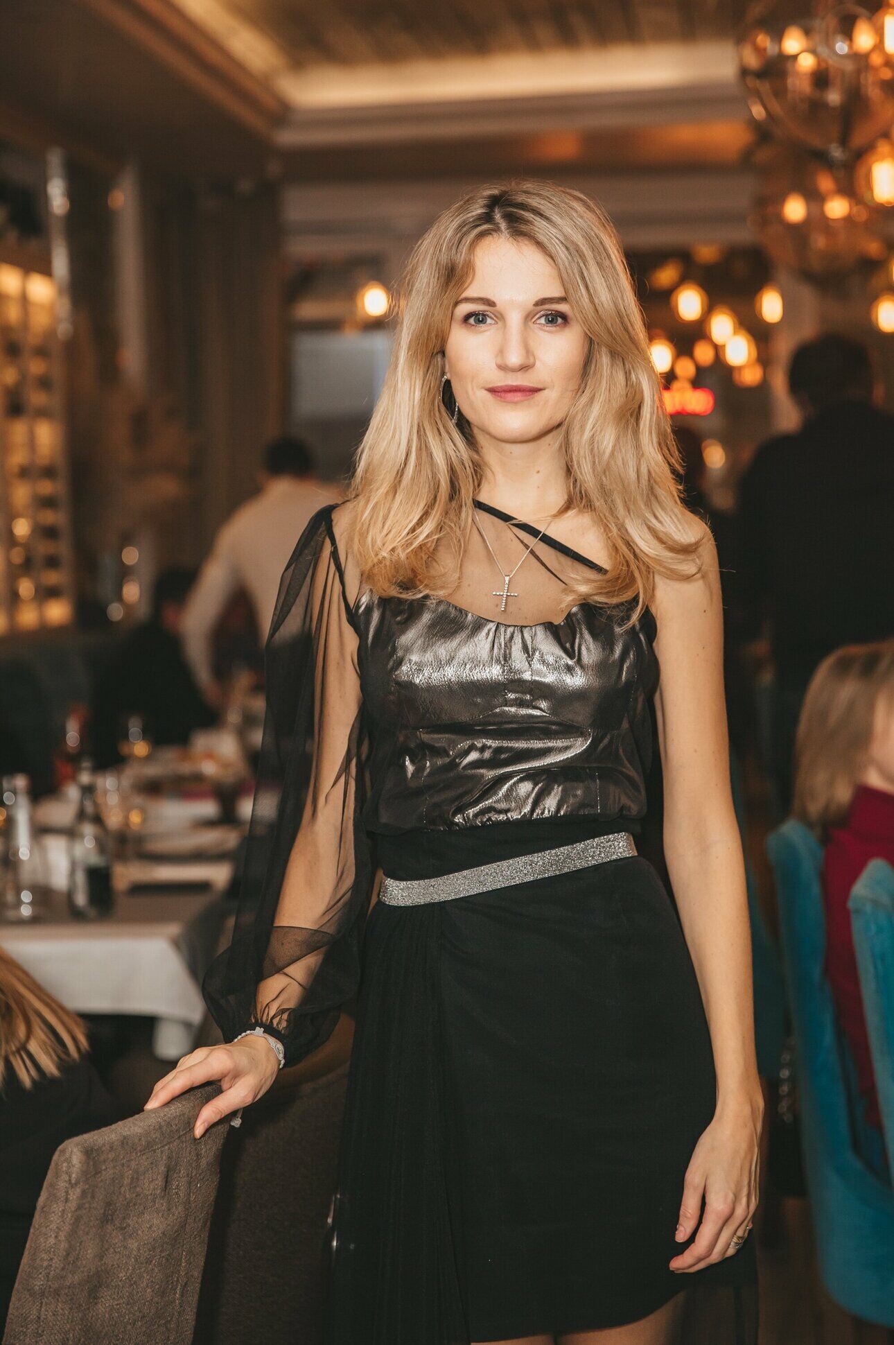 Быть блондинкой непросто: актриса постоянно ухаживает за своими волосами