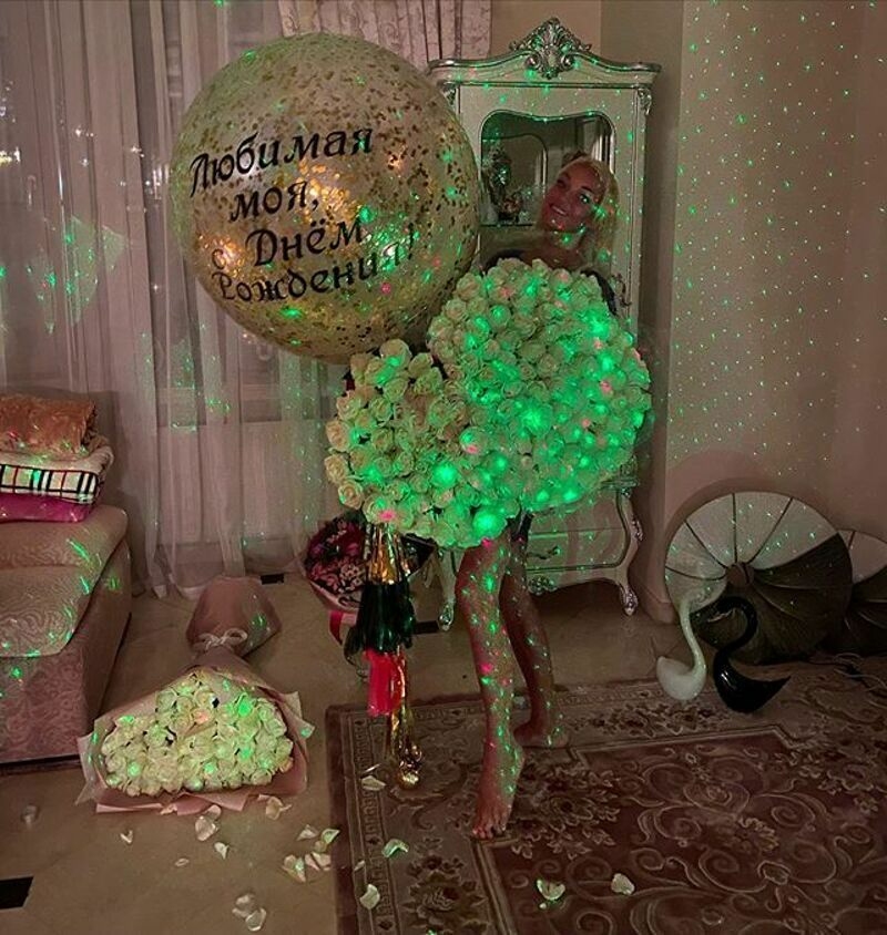 В день рождения будущий супруг подарил Волочковой 305 белоснежных роз