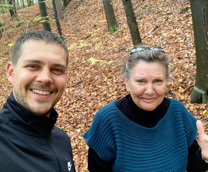 Этот Новый год Милош отметил вместе с мамой. Именно мама, которая одна растила Милоша и его брата, привила будущей звезде любовь к искусству