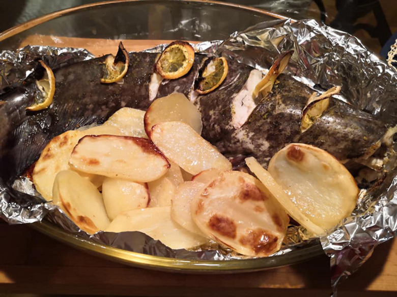 Сом, запеченный с лимоном и картошкой