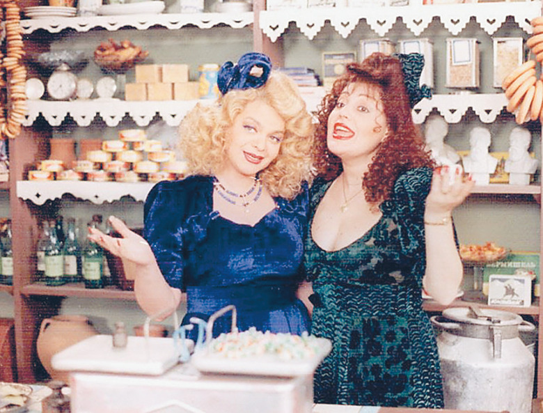 Лариса Долина и Ирина Отиева в первой серии «Старых песен о главном»