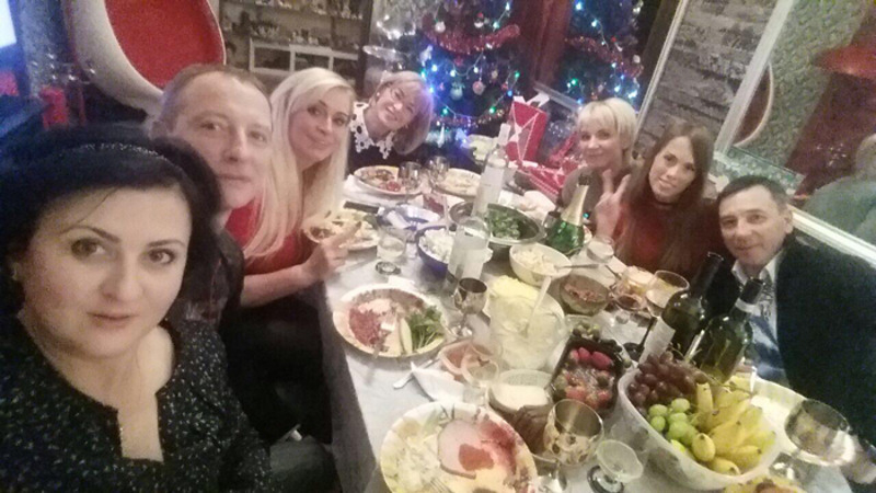 В новогоднюю ночь Гулькина чаще всего выступает, но если получается остаться дома, то собирает всех близких и друзей