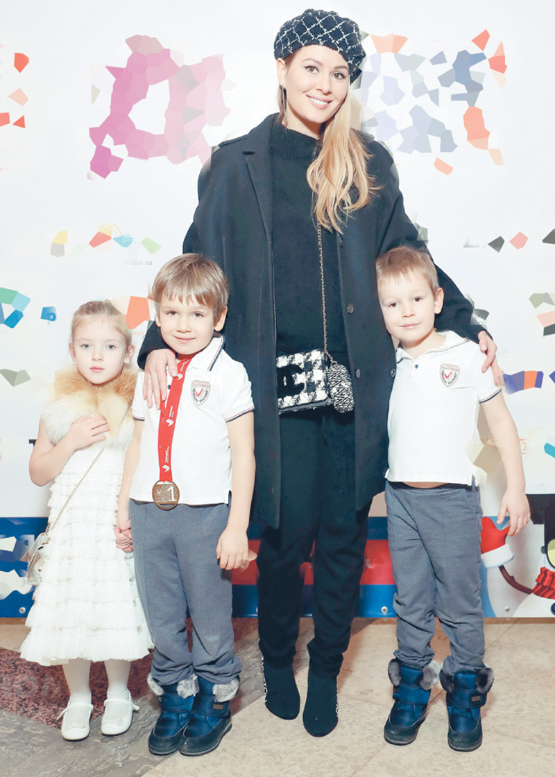 Мария Кожевникова с детьми