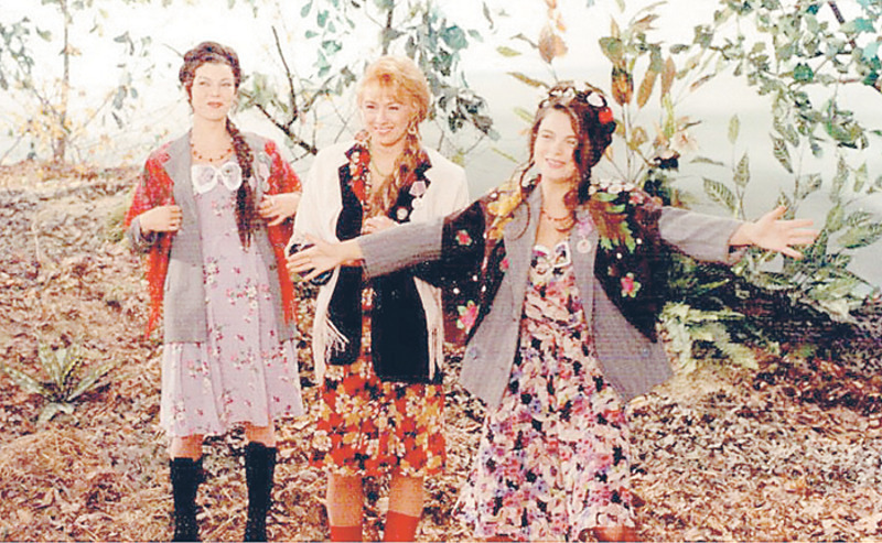 В популярном проекте звезды примерили ретро-образы и исполнили классические хиты советской эстрады. На фото: Лада Дэнс, Алена Апина и Наташа Королева