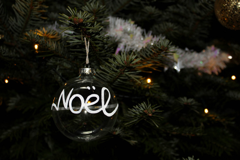 Прозрачные елочные шары можно украсить самостоятельно