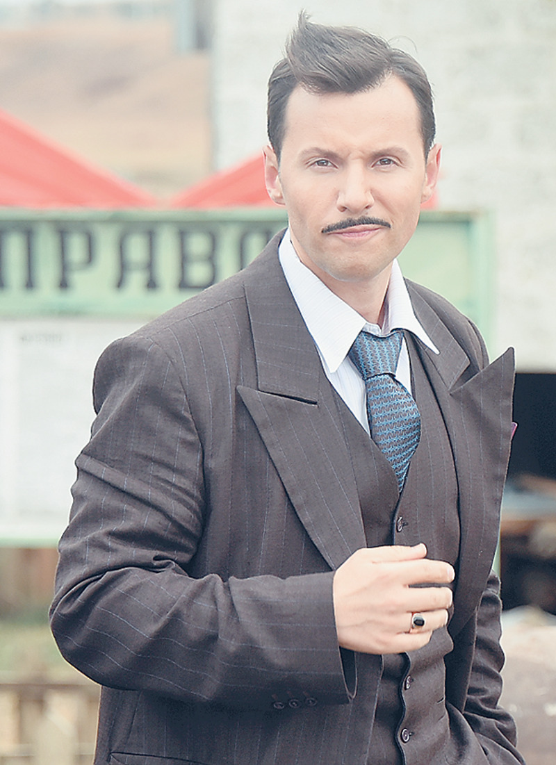 Многие актеры, среди них оказался и Вячеслав Манучаров (на фото), которых поклонники воспринимали как героев современных фильмов, отлично вписались в ретро-сюжет