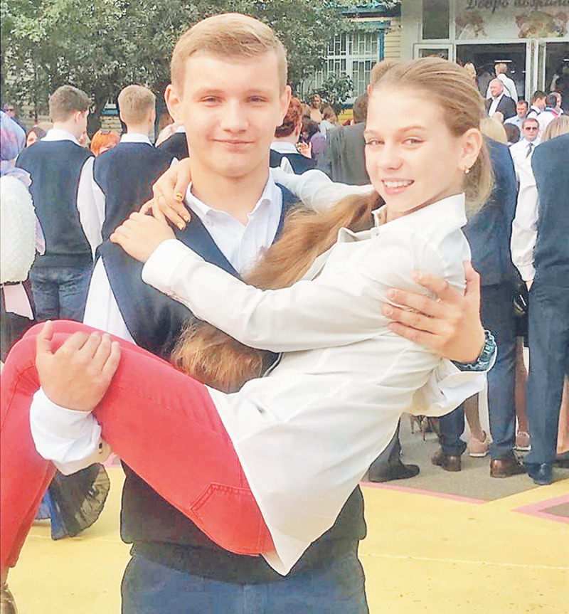 У Саши есть два младших брата, хотя один из них уже вполне может носить любимую сестру на руках