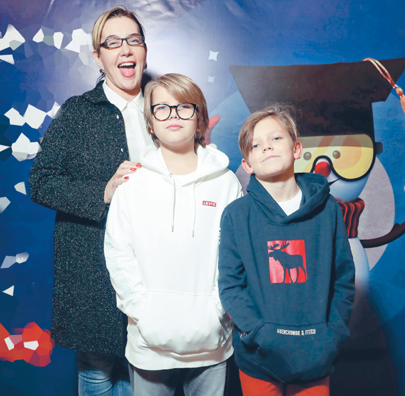 Арина Шарапова с внуками