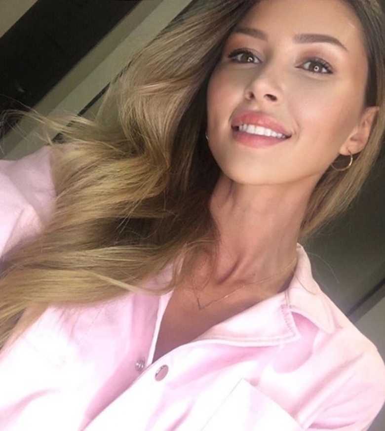 Анна Заворотнюк