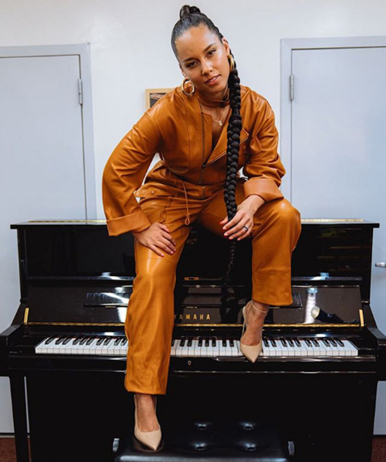 Как носить кожаный тотал-лук?