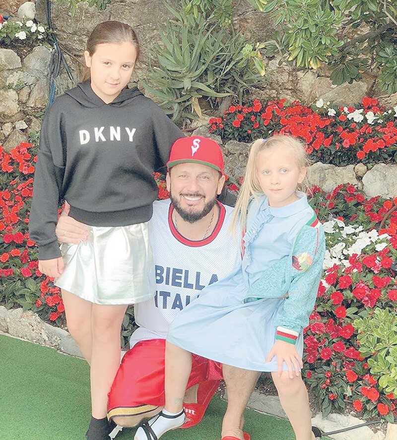 Как и любой гастролирующий артист, Стас Михайлов больше всего ценит время, которое он проводит с семьей. На фото Стас с дочерьми Иванкой и Машей