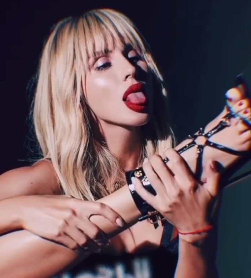 Подписчики заметили у Лободы шестой палец