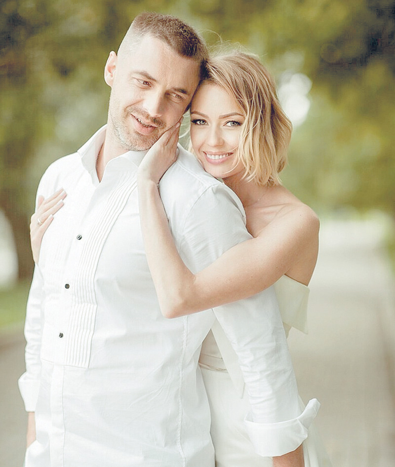 Антон Батырев и Евгения Лоза — счастливые молодожены. Коллеги провели медовый месяц на Мальдивах и не скрывают своих чувств от поклонников. «В тебе я нашла абсолютно все» — так подписывает Евгения совместные фото с Антоном