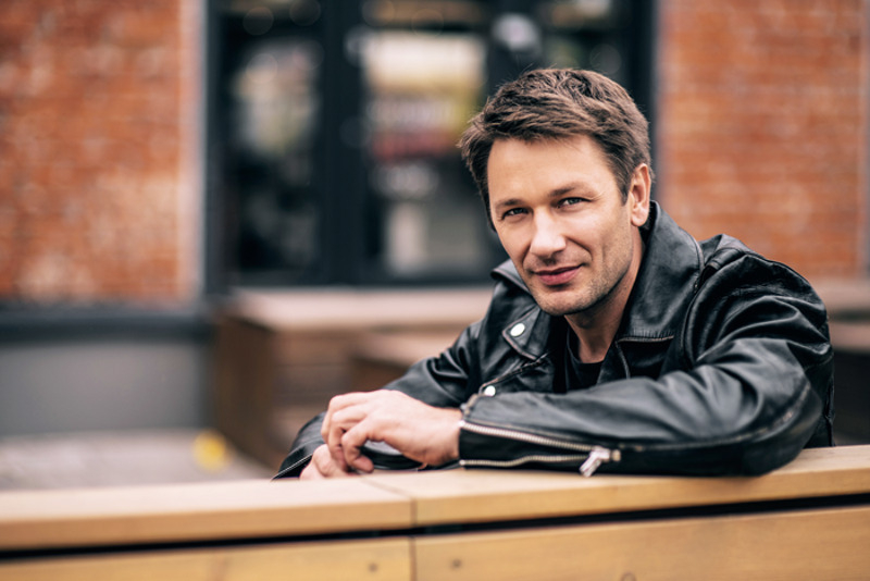 "Между нами не было отношений, мы просто общались. Мне было с ней очень легко, как ни с кем другим. Думаю, так мы и влюбились"