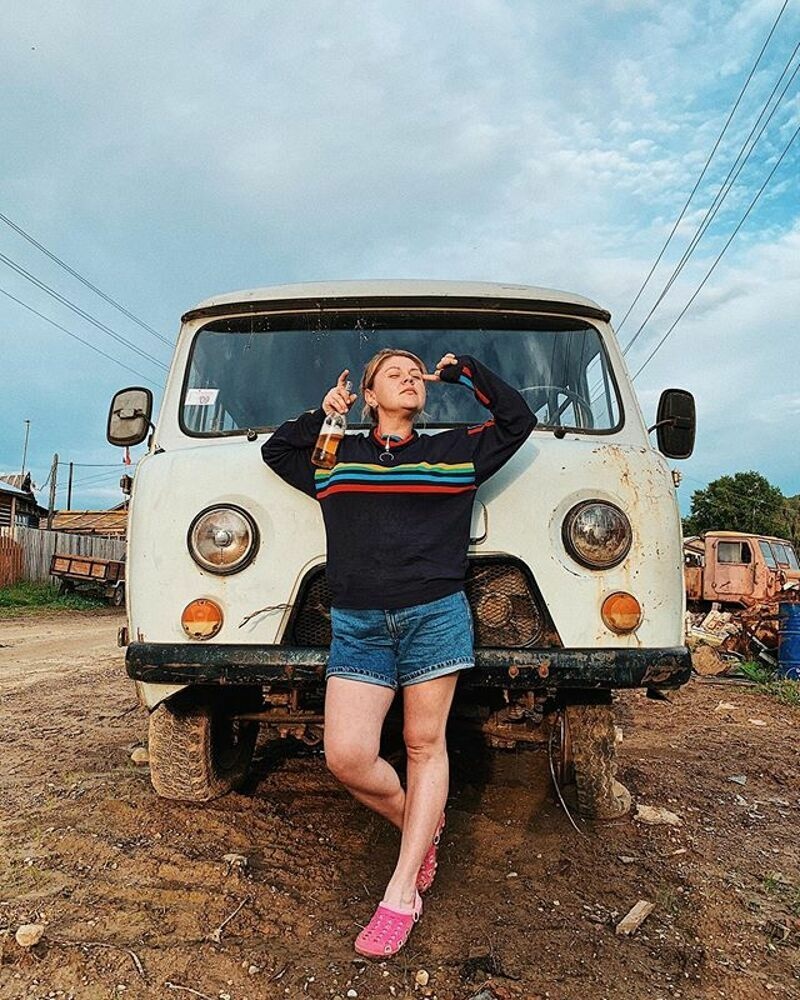 Во время одного из путешествий актриса получила предупреждение от полицейских