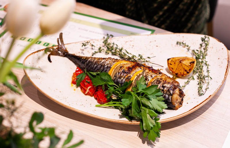 Запечная скумбрия с овощами и горошком