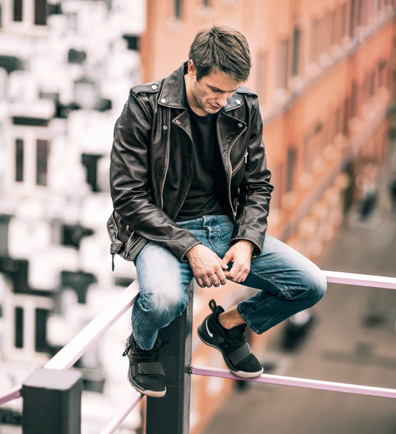 "У меня нет привязанности к бытовым удобствам. Я не думаю, например, о том, позавтракал ли я. Сплю на полу, без матраса. Это воспитание себя"