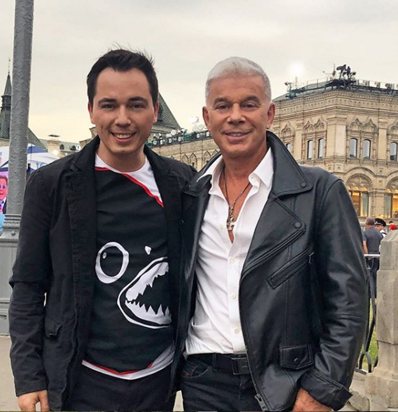 юноша напоминает отца в молодости