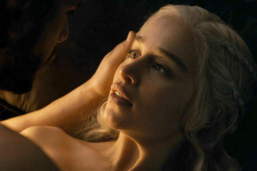 эмилия кларк поначалу стеснялась и плакала