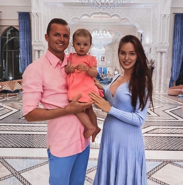 Дмитрий Тарасов с женой Анастасией и дочкой Миланой