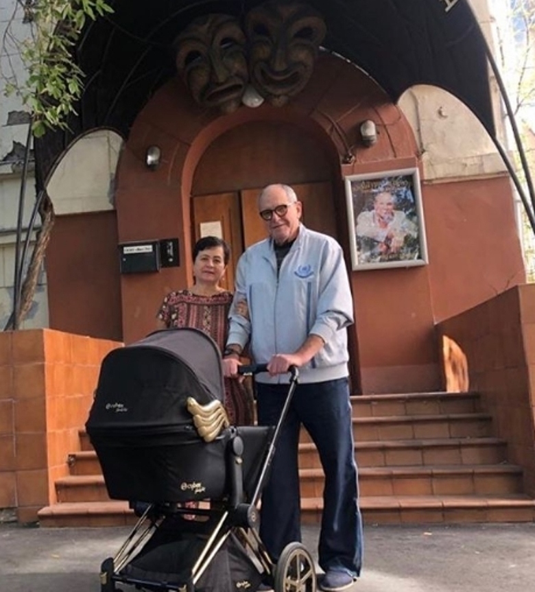 ЭММАНУИЛ ВИТОРГАН И ИРИНА МЛОДИК С ДОЧКОЙ