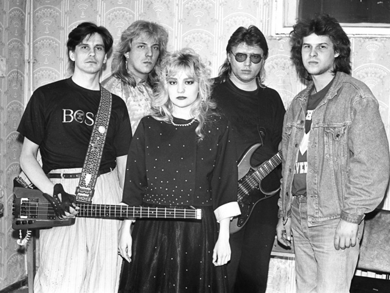 Между шоу-бизнесом начала девяностых (на фото Татьяна Буланова с группой «Летний сад») и современной музыкальной индустрией — нешуточная пропасть.