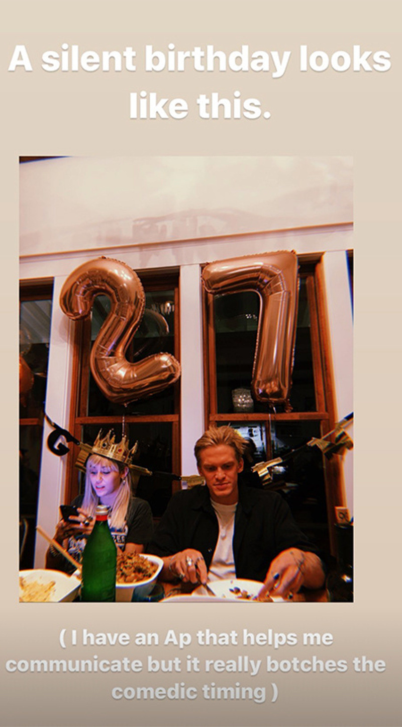 сайрус иронично подписала праздничный снимок