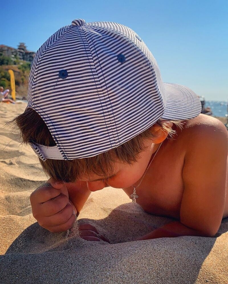 «Даня - человек-романтик, он растет невероятно самодостаточным, может часами рисовать, лепить или рассматривать песчинки, я иногда узнаю в нем себя", - рассказывает о своем сыне Манучаров в "Инстаграме"