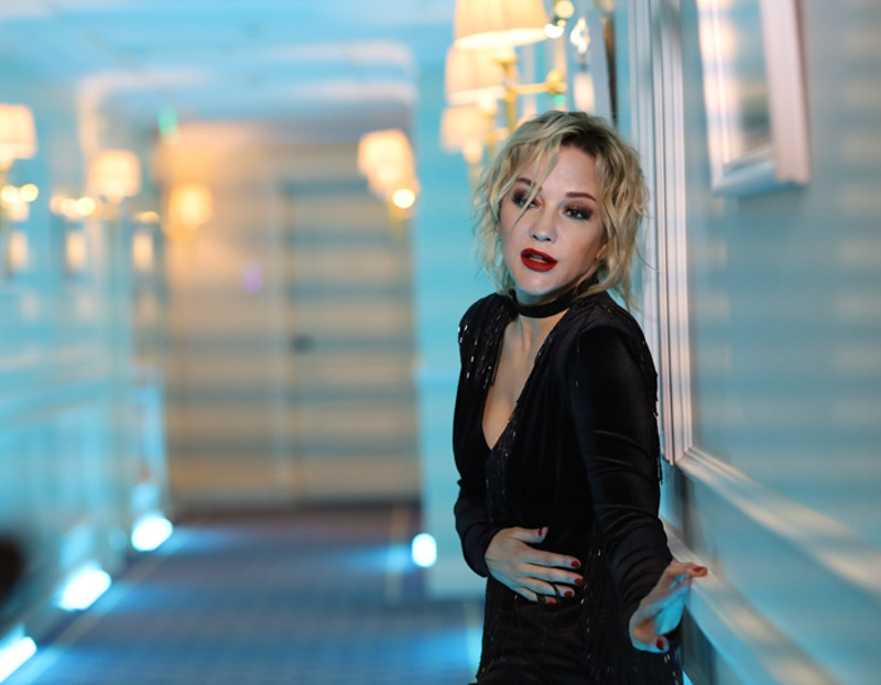 Но Булановой удается оставаться искренней и в новых песнях и в клипах к ним