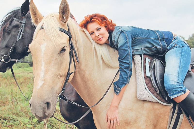 На съемках сериала «Бабий бунт, или Война в Новоселково» Ольга Погодина освоила верховую езду и справлялась без дублеров