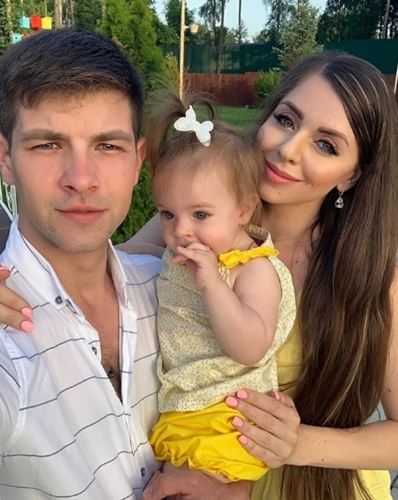 Ольга Рапунцель и Дмитрий Дмитренко с дочкой